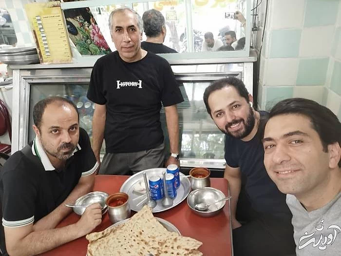 محمد معتمدی و دوستانش در دیزی فروشی محمد معتمدی